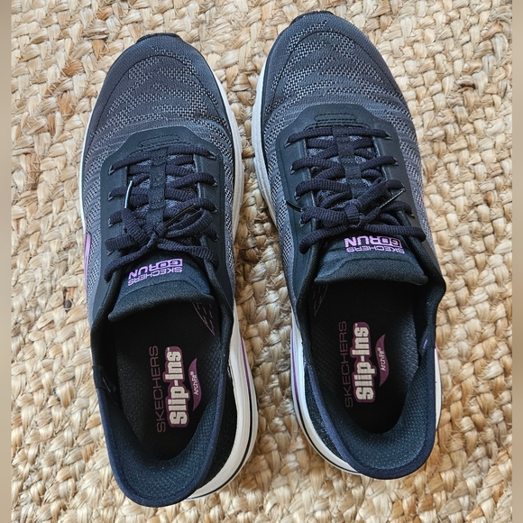 Skechers GoRun Women's Black and Purple Slip-Ins Sneakers with ArchFit - Picture 1 of 5
